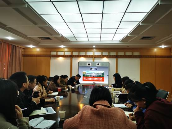 会议室里的人们描述已自动生成